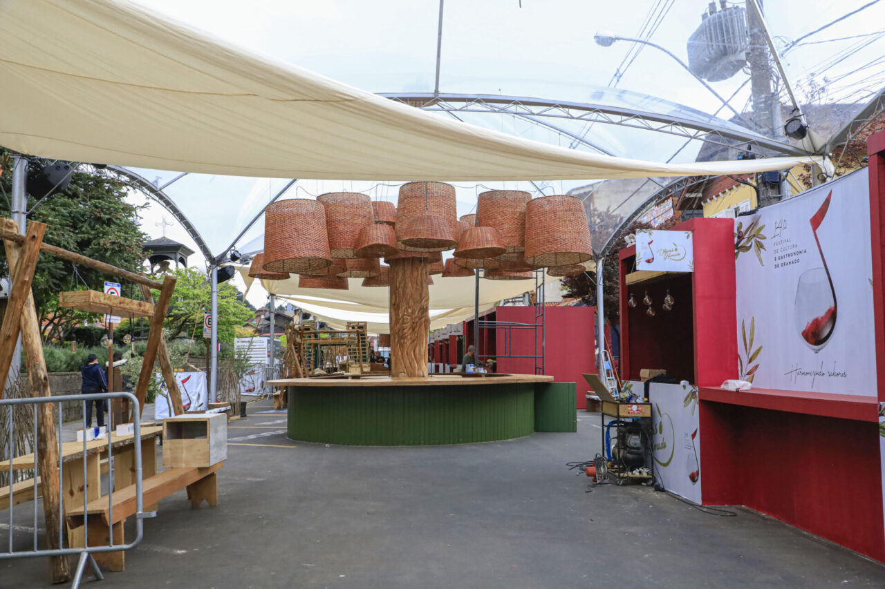 06_09_2022_14Festival de Cultura e Gastronomia de Gramado2022_Making of da montagem da estrutura na Rua Pedro Benetti. Foto Cleiton Thiele/SerraPress