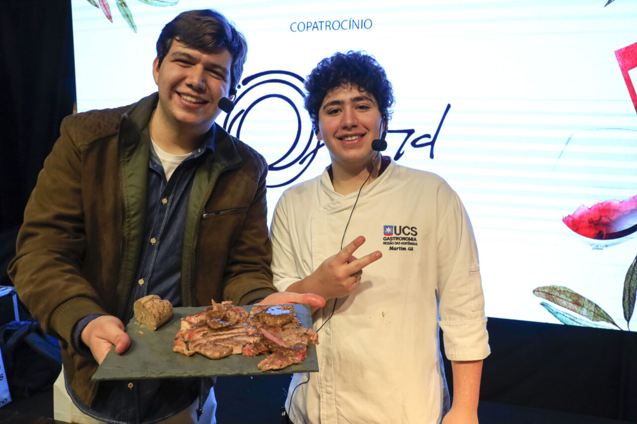 10_09_2022_14Festival de Cultura e Gastronomia de Gramado2022_Palco Gastronomia com Oficina Show com Chef Rafael Camatta e Martim Gil. Foto Cleiton Thiele/SerraPress