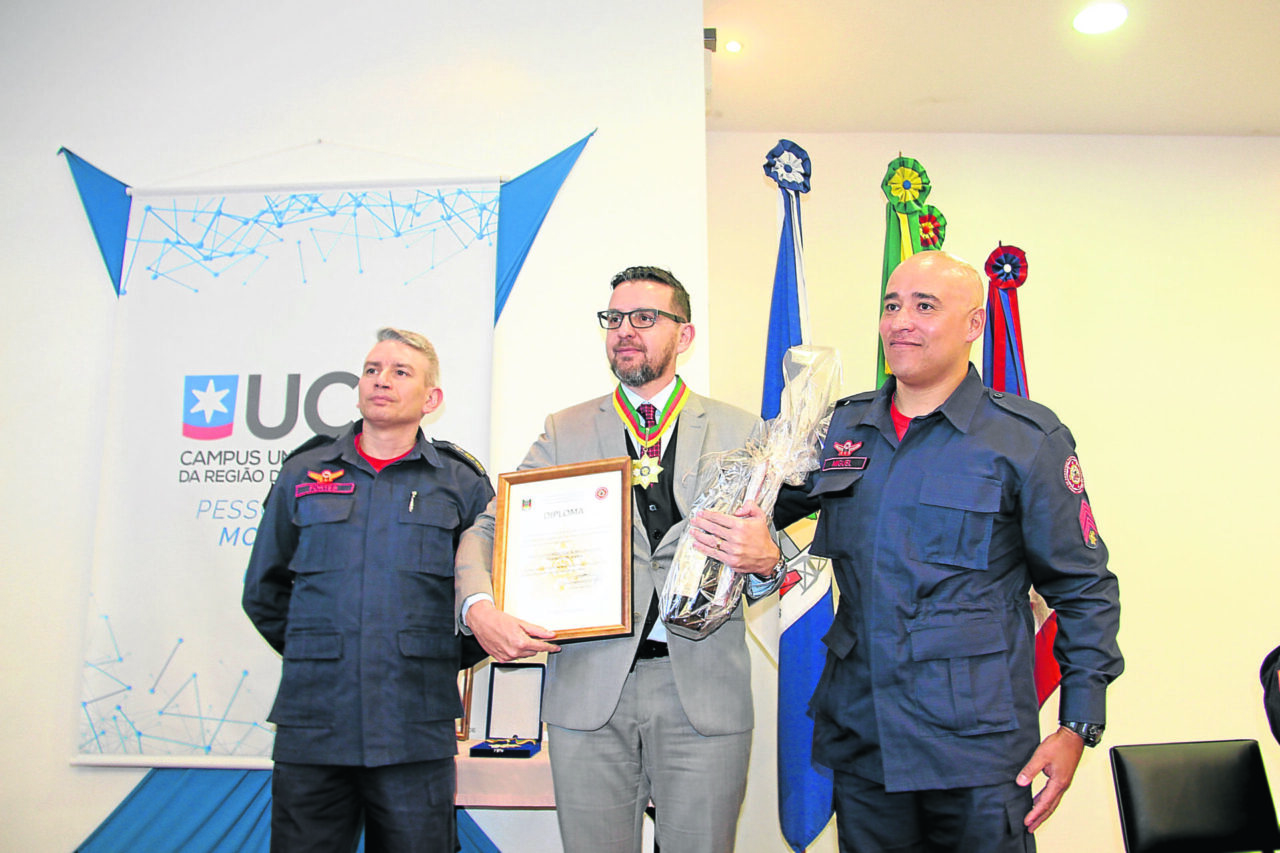 Fotos: Comunicação Social/PM Canela – O tenente-coronel Julimar Pinheiro Fortes, o homenageado promotor de Justiça da Comarca de Canela, Paulo Eduardo de Almeira Vieira, e o Sargento Miguel Oliveira de Souza