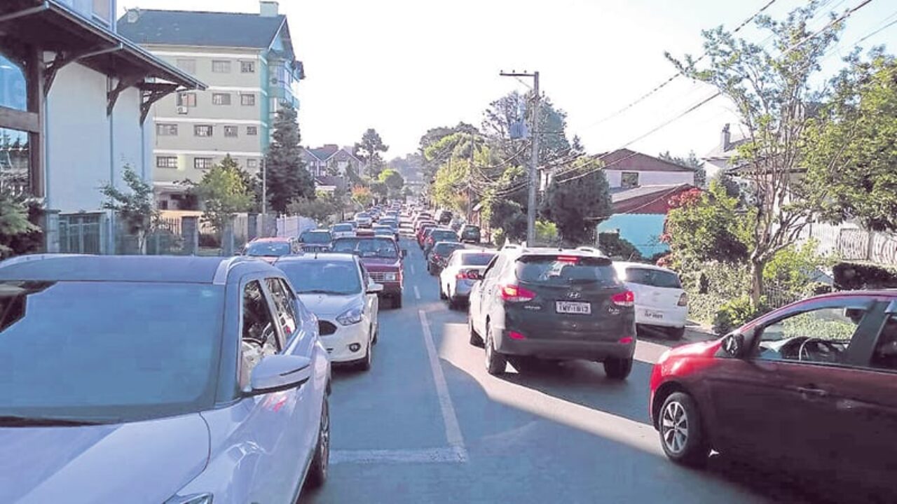 Francisco Rocha - No entrocamento da Rua Danton Corrêa da Silva com a RS235, saída de Canela, agentes de trânsito liberam uma pista de cada vez. Engarrafamento vem desde o Centro de Feiras
