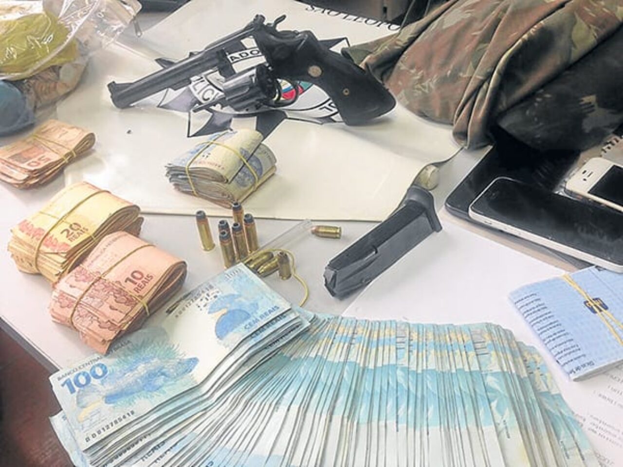 Foto: Reprodução/DP Canela - Resultado da operação no Vale do Sinos com apreensão de arma e dinheiro relacionado ao jogo do bicho