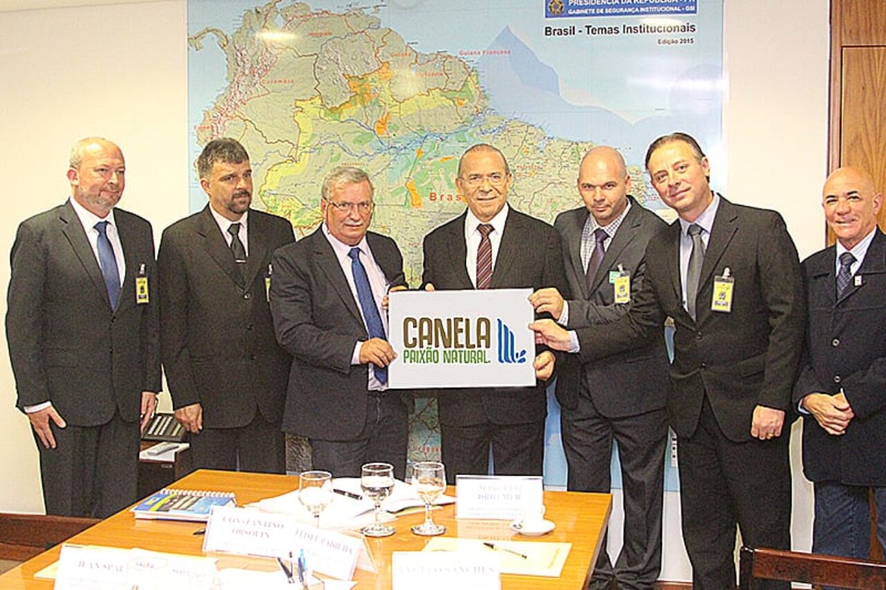 Foto: Reprodução/Prefeitura de Canela - Comitiva canelense com o Ministro Chefe da Casa Civil, Eliseu Padilha