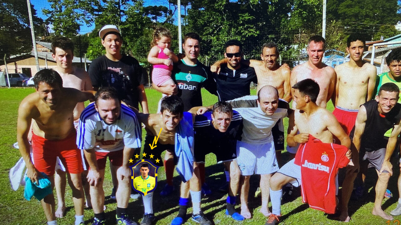 Roger Ibañes em jogo de futebol sete na Sede do Leodoro de Azevedo, em meados de 2012 (Acervo da família)