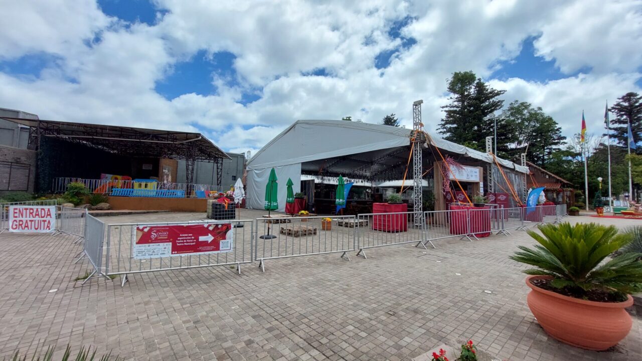 Estrutura do Festival de Gastronomia esconde o Teatrão, impede a passagem pelo largo da Praça e limita acesso à áreas públicas de lazer