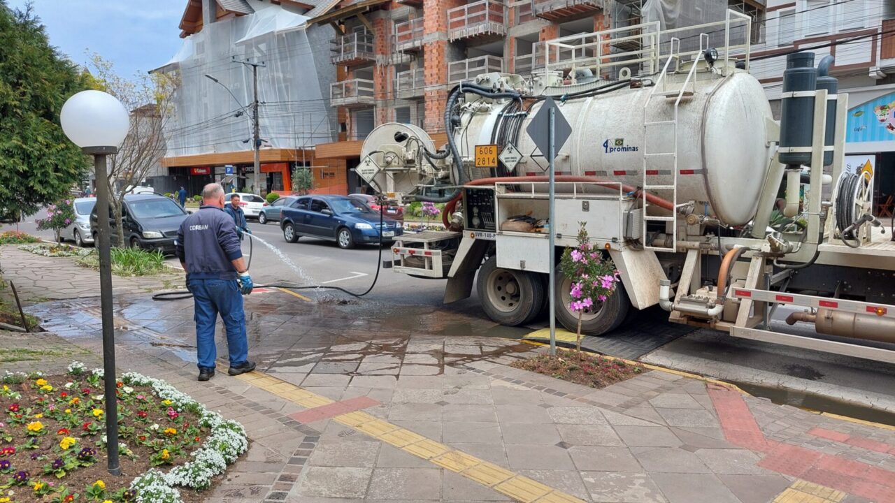 Calçada foi lavada hoje pela manhã - Imagens: Francisco Rocha
