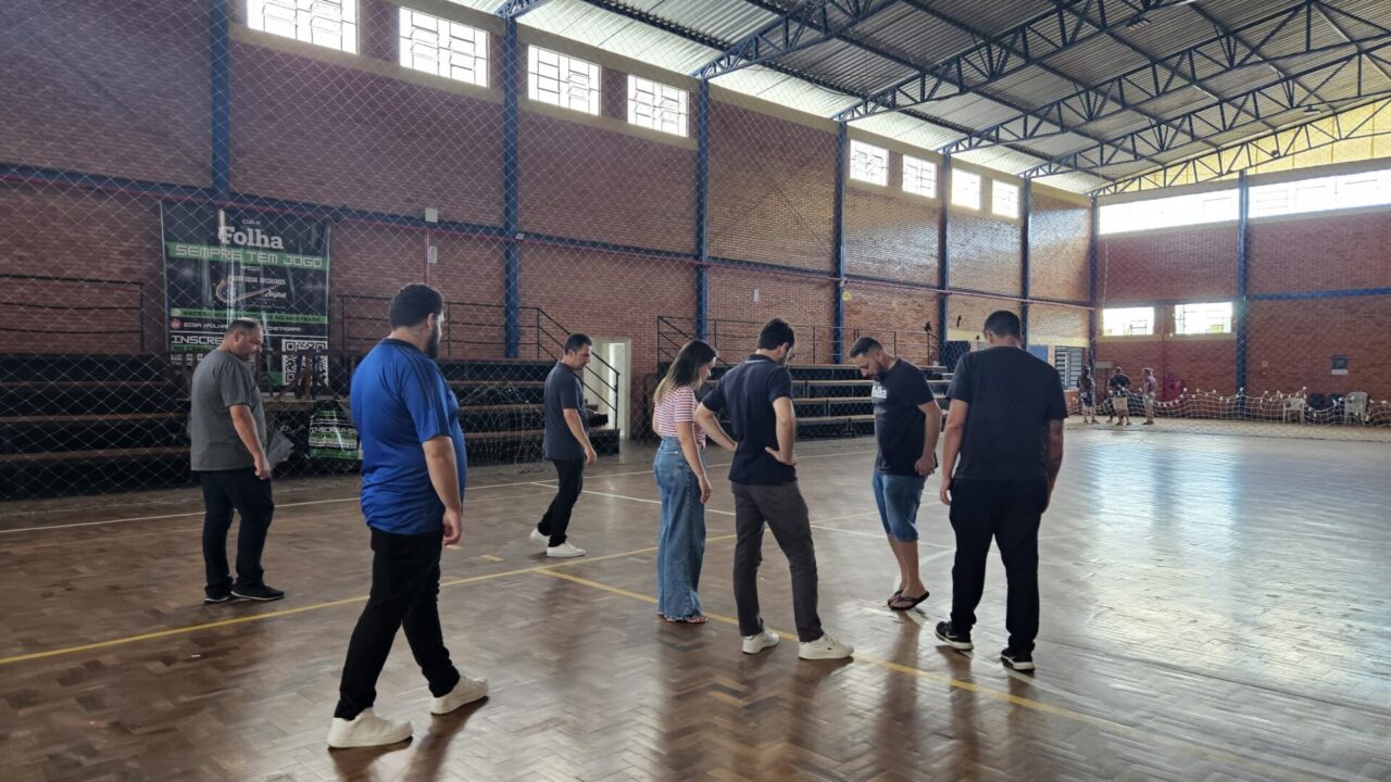 A quadra apresenta diversos problemas e deve ser reformada ou substituída por piso modular