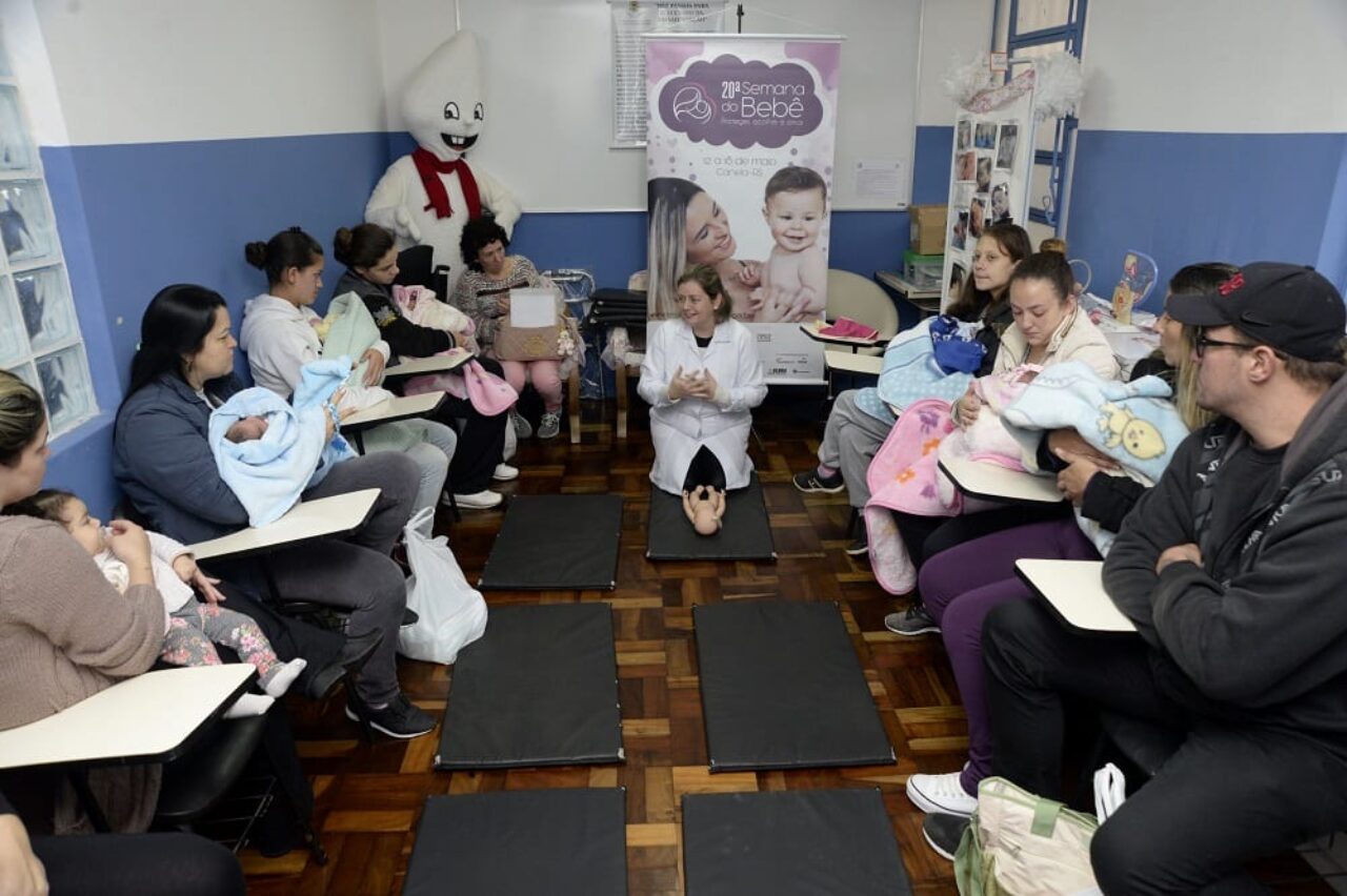 Shantala (Masagem) em Bebes - UBS Dr. Pedro Sander (Centro Materno Infantil) com a Coordenação da Enfermeira Carla Jaqueline Dias Pinto.
Foto: Rafael Cavalli/SerraPress