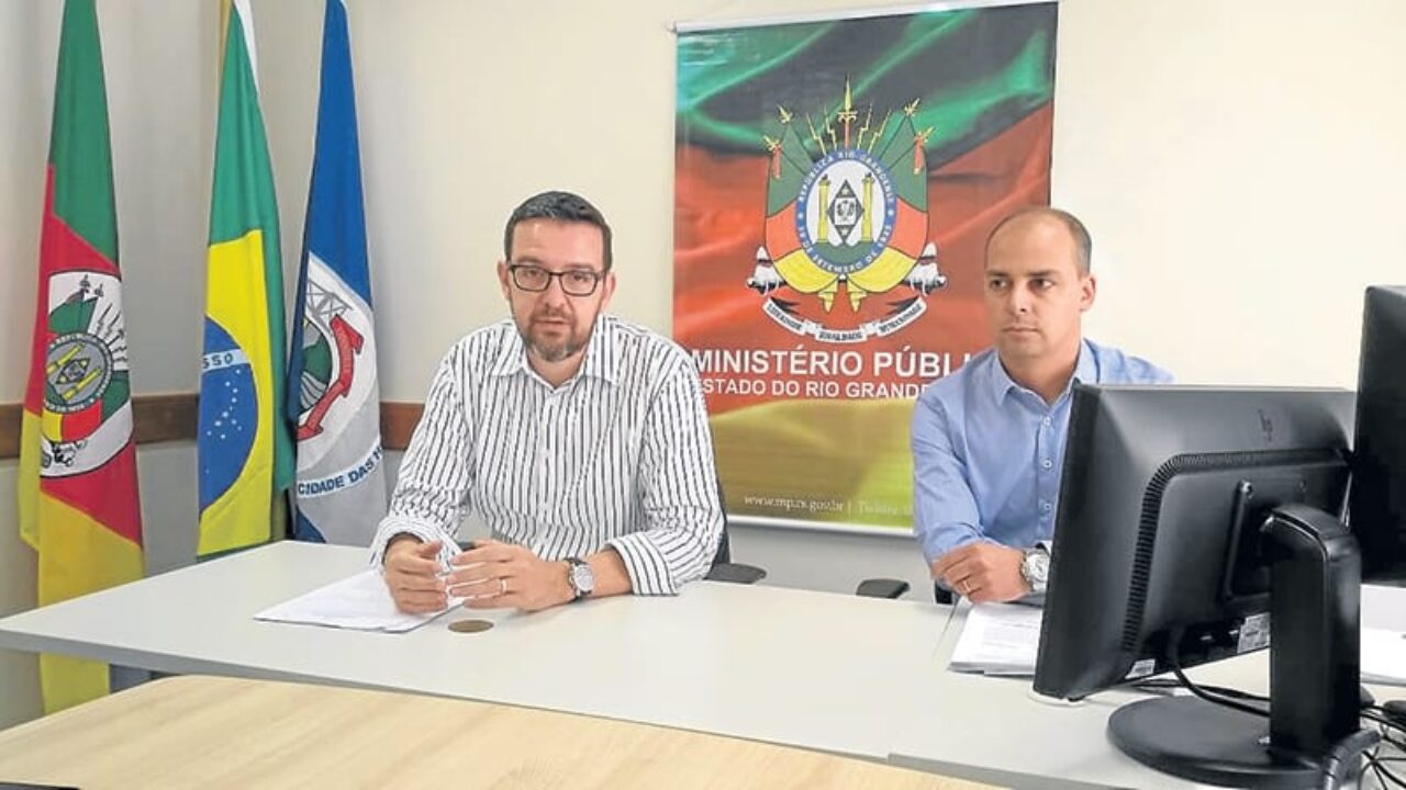 Foto: Francisco Rocha - Promotor Paulo Eduardo de Almeida Vieira e o secretário de diligências do MP, Marcelo Almeida