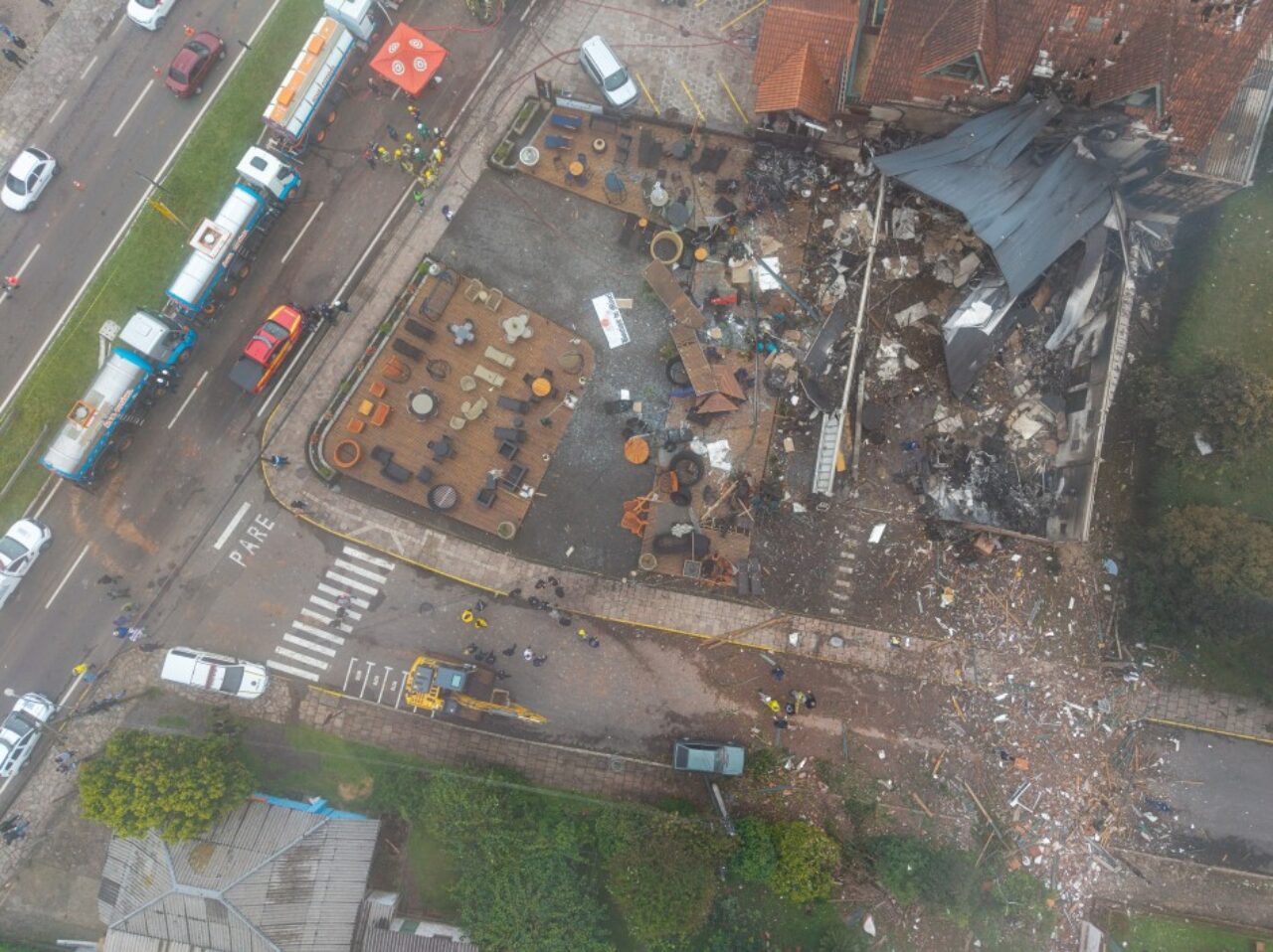 Aeronave atingiu estrutura de prédio em obras e caiu sobre uma loja de móveis, atingindo também a estrutura de hotel - Foto: Mauricio Tonetto/Palácio Piratini