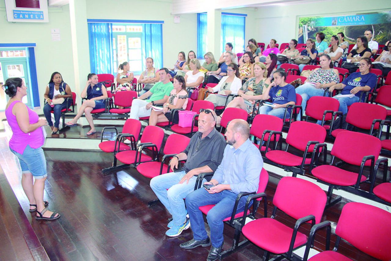 Foto: Márcio Cavalli - Servidores da rede pública de saúde recebem orientações