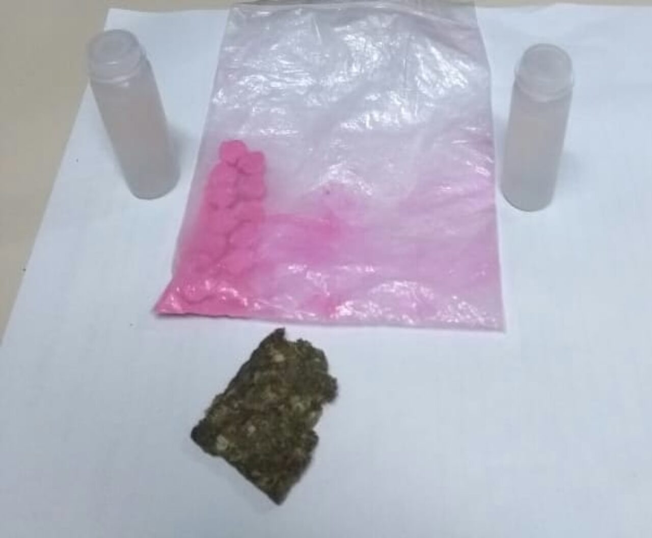 23-08 BM CANELA APREENDE MENOR COM DROGAS DENTRO DE Ã”NIBUS ESCOLAR
