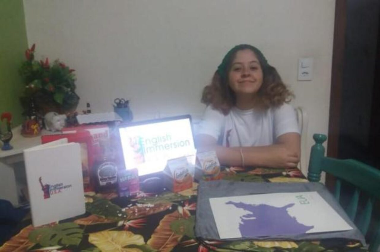 Estudante recebeu uma caixa presente da Embaixada Americana, para participar do Programa de Imersão na Cultura Inglesa, que vem ocorrendo desde o dia 26 de maio - Foto: Arquivo Pessoal / Vitória Régia Campos Krummenauer