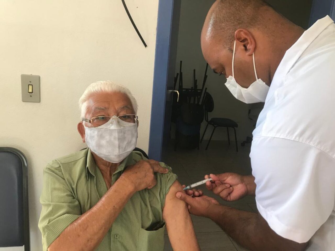 Adão da Silva, 96 anos, recebeu a primeira dose da vacina.