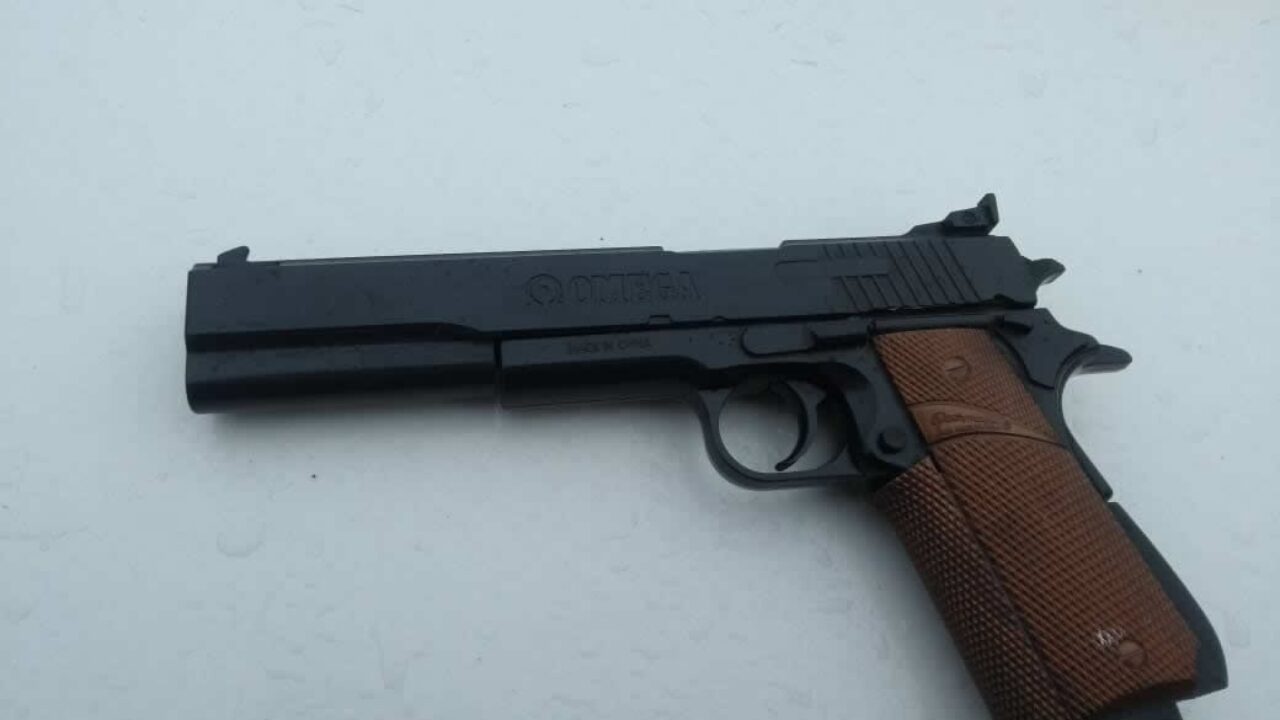30-09 BM CANELA PRENDE HOMEM COM RÃ‰PLICA DE ARMA DE FOGO