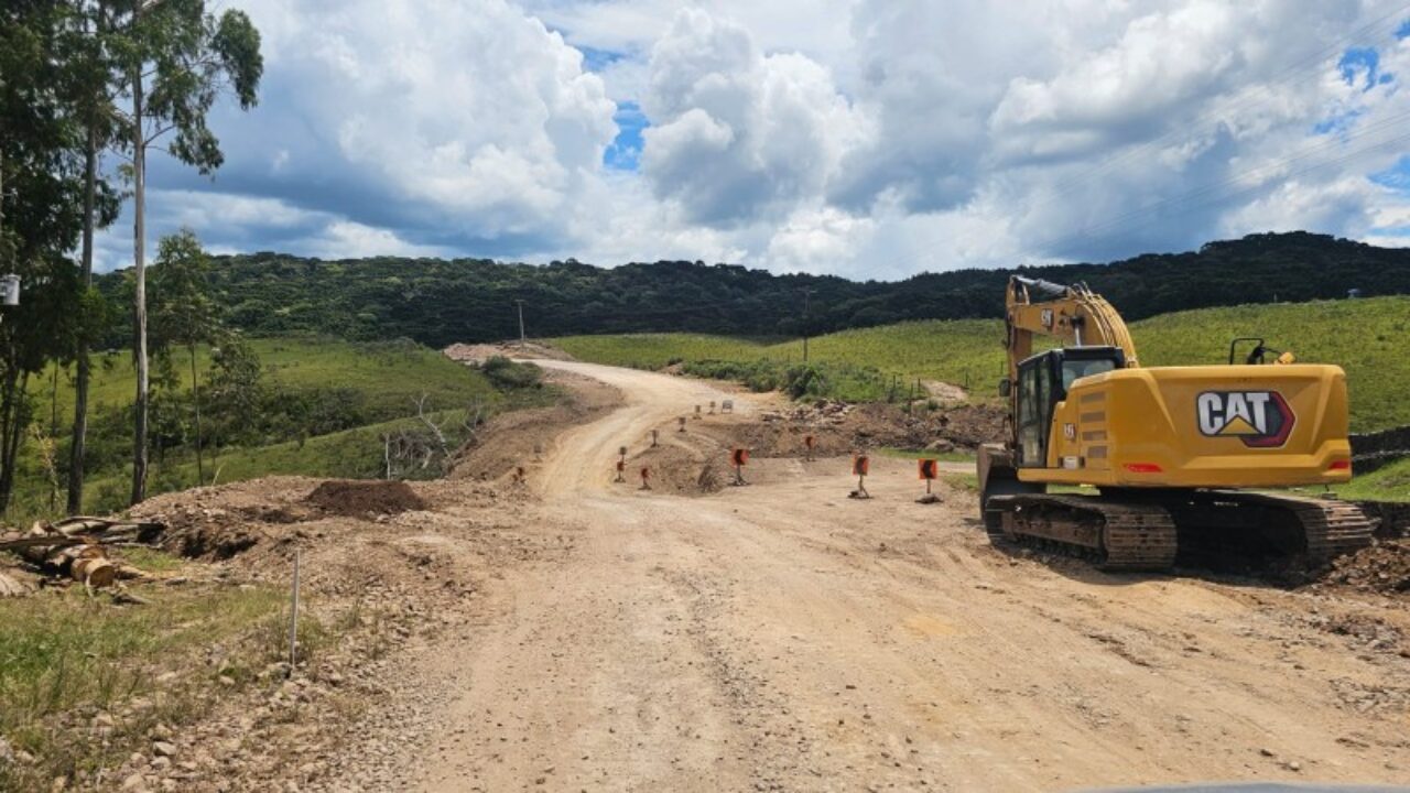 Ações de terraplenagem, pavimentação e drenagem são executadas nos primeiros 3,5 quilômetros da rodovia - Foto: Divulgação Daer