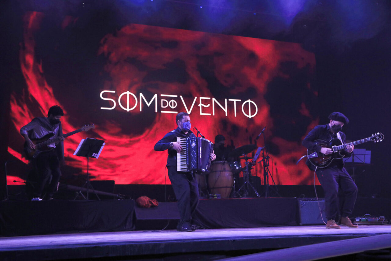 22_10_2021_34Sonho de Natal2021_Abertura Oficial no Teatrao com o Show do Som do Vento com a Participacao de Renato Borghetti. Foto Cleiton Thiele/SerraPress