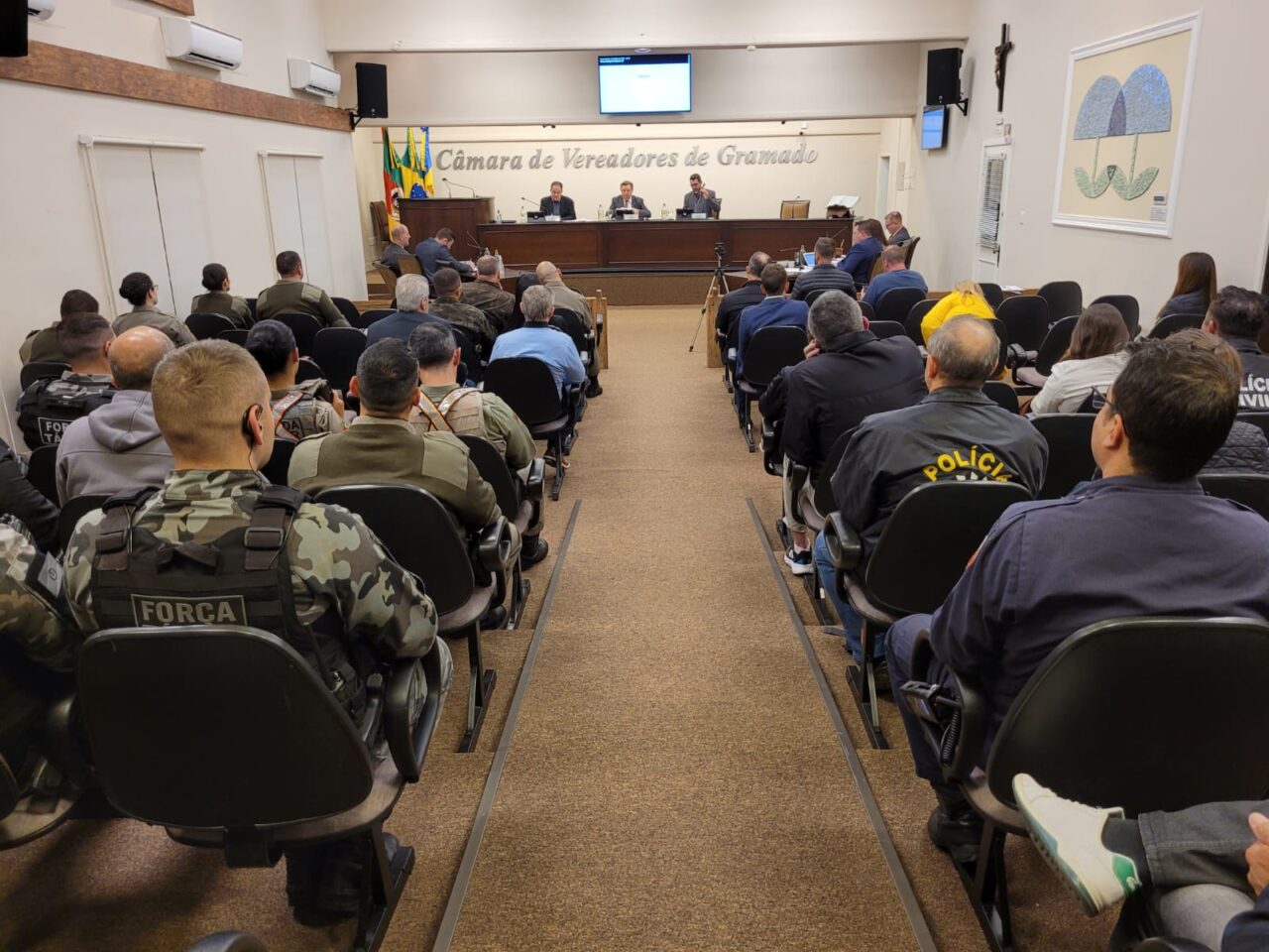 Câmara de Gramado ficou lotada, com a presença de profissionais das forças de segurança - Fotos: Reprodução