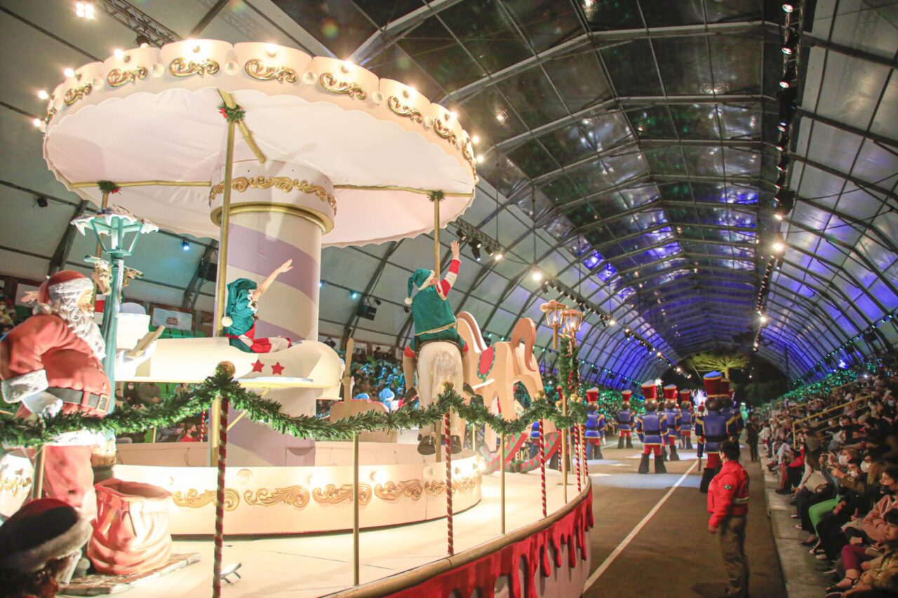 24_11_2021_36Natal Luz de Gramado - O Grande Desfile de Natal - Celebrando Tradicoes. Foto Cleiton Thiele/SerraPress