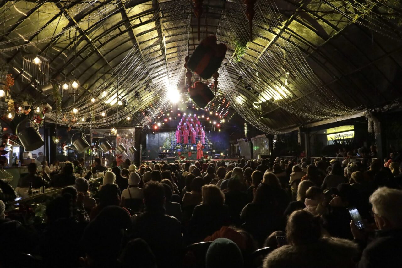 07_11_2022_37Natal Luz de Gramado - Palco Rua Coberta, Arvore Cantante com o Coral Vozes de Gramado. Foto Cleiton Thiele/SerraPress