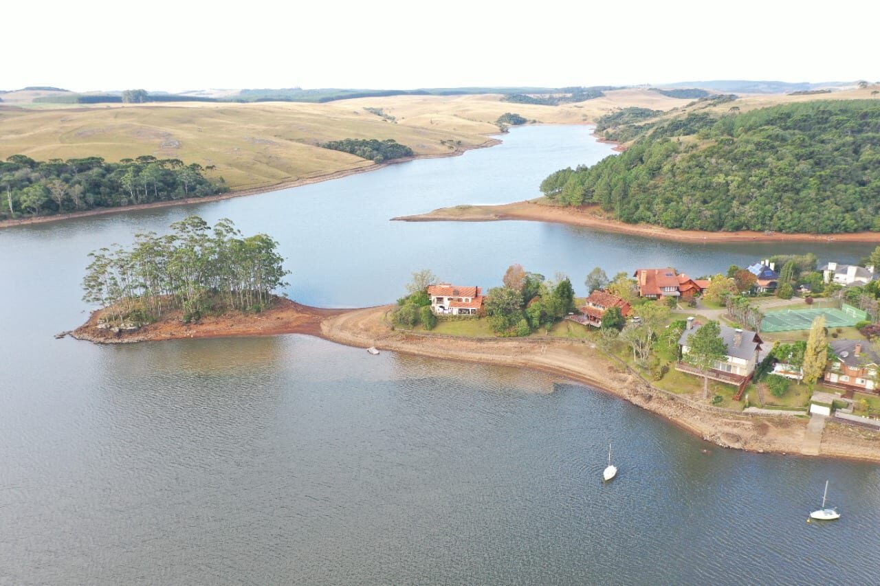 No salto, a ilha se tornou uma extensão da península - Foto: Jackson Muller