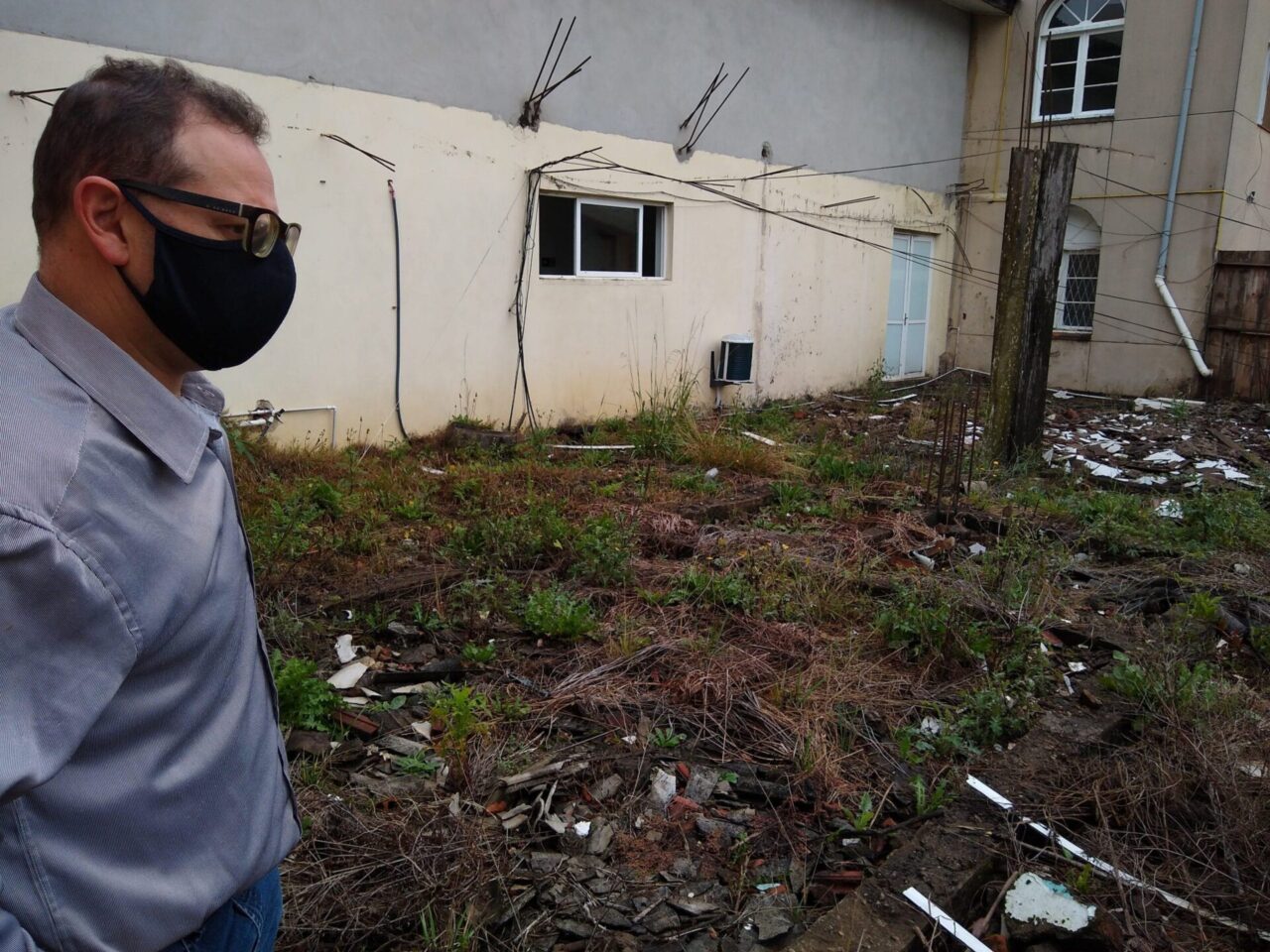 Fotos: Francisco Rocha – No espaço atrás do prédio onde fica a emergência, será erguido o CME e o segundo pavimento poderá receber leitos de tratamento intensivo, em um segundo momento