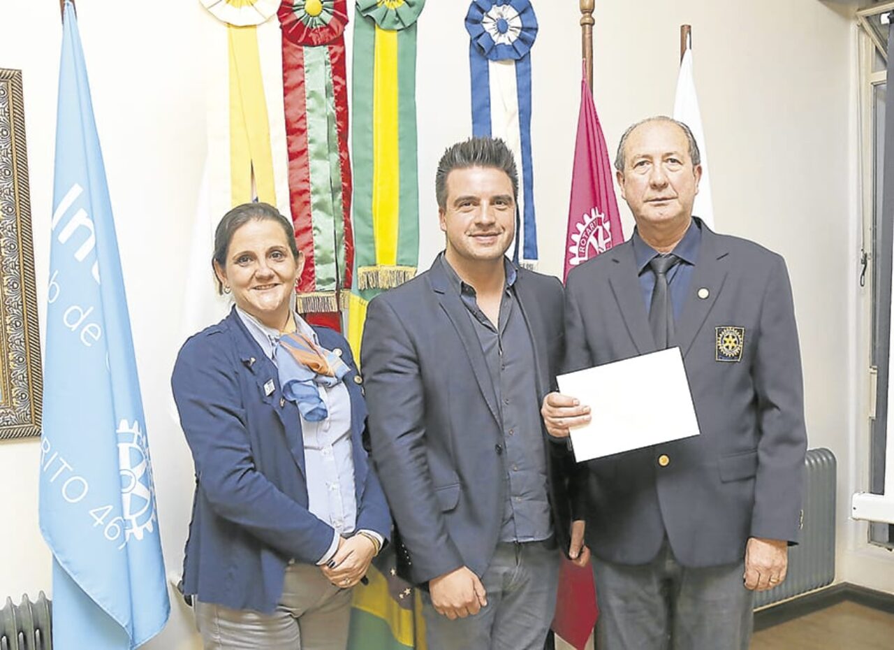 Elodir Correa representante do Grupo Dreams, entrega doação ao Rotary, recebida pela Presidente Irina De Oliveira Ody e pelo Tesoureiro Erico Luiz Michaelsen