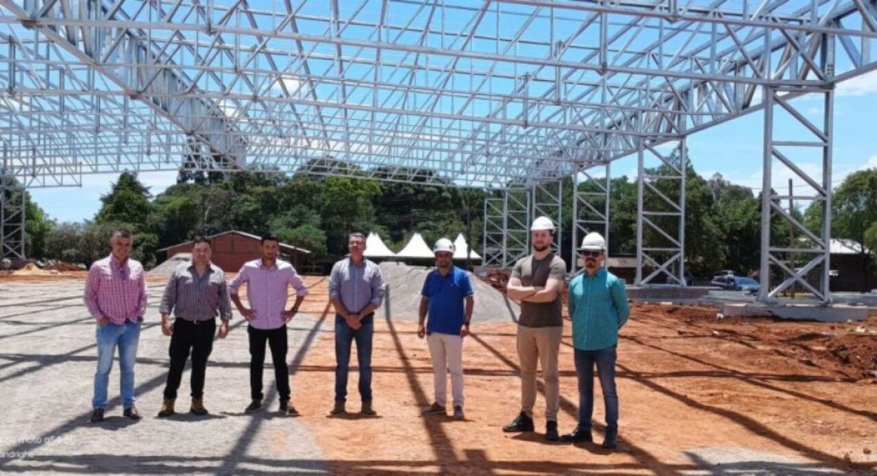 Visitantes estiveram conferindo a obra em loco.