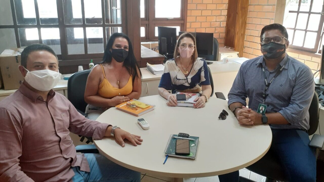 O secretário Luciano Melo e a secretária de Educação Janete da Silva Santos estiveram reunidos com representantes do Senai.