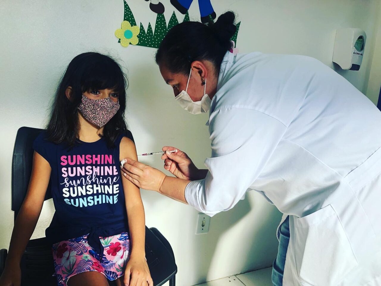 Na foto, Camila da Rosa, 7 anos, recebendo a imunização na manhã de hoje (01/02)