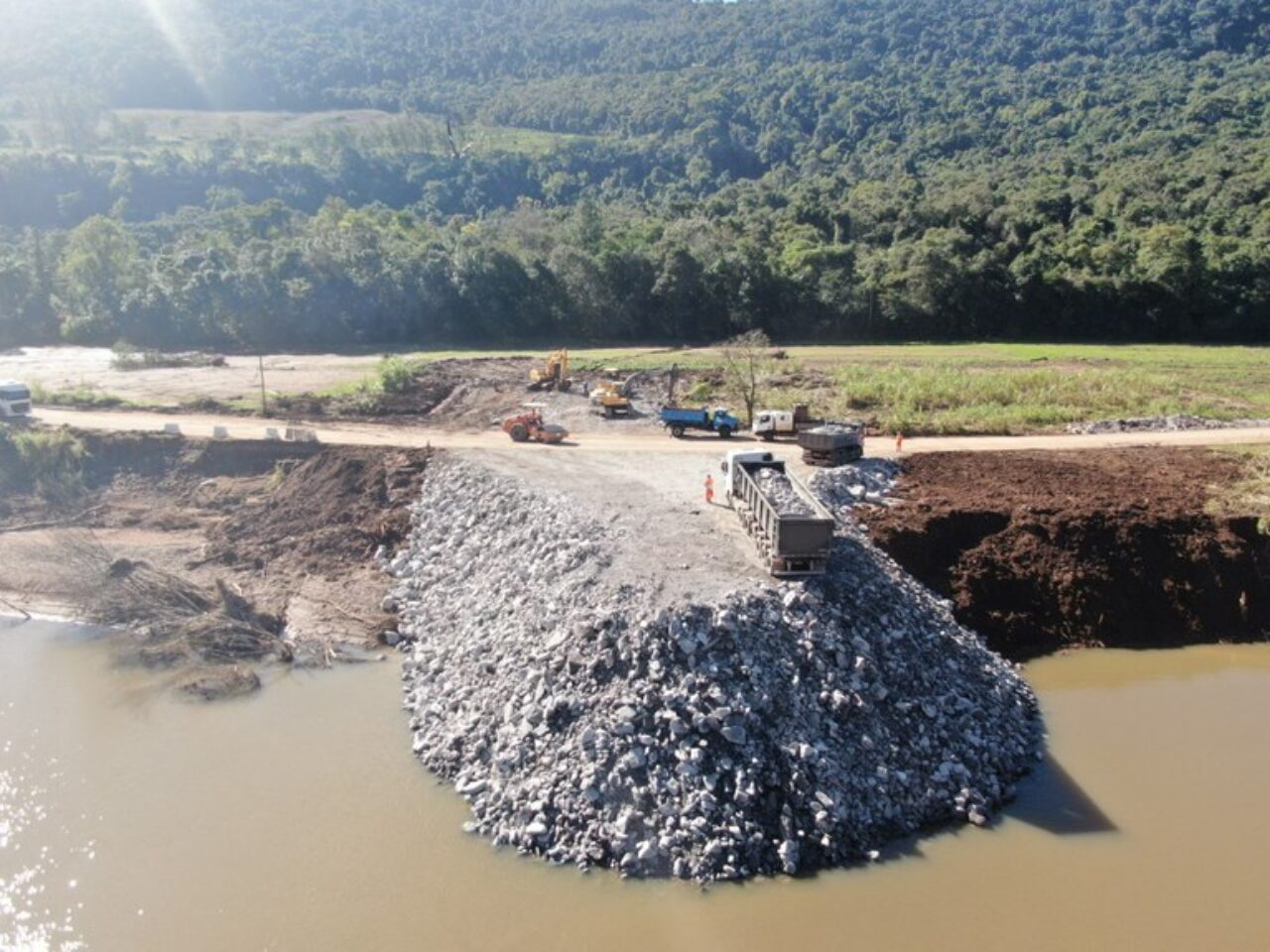 Enrocamento funciona como amortecedor formado por pedras para proteger taludes e canais contra os efeitos erosivos causados pelo fluxo da água | Foto: DNIT/divulgação