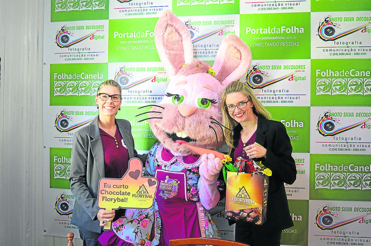 Foto: Filipe Rocha - Fabiana Perottoni e Carolina Bertolucci, da Florybal, juntamente com a Dona Coelha, em visita à redação da Folha