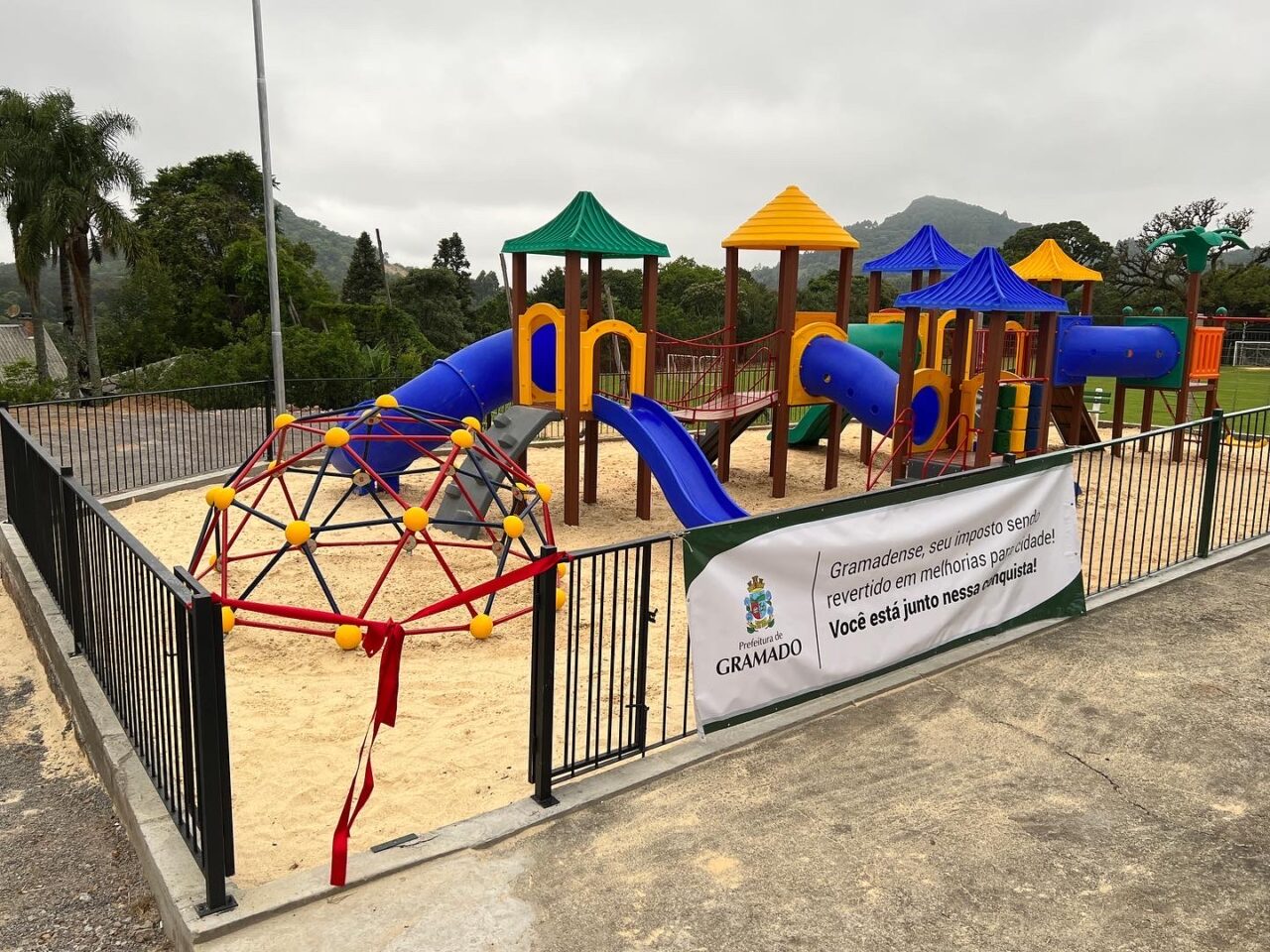 Foto: Crianças da comunidade participaram da inauguração da praça.