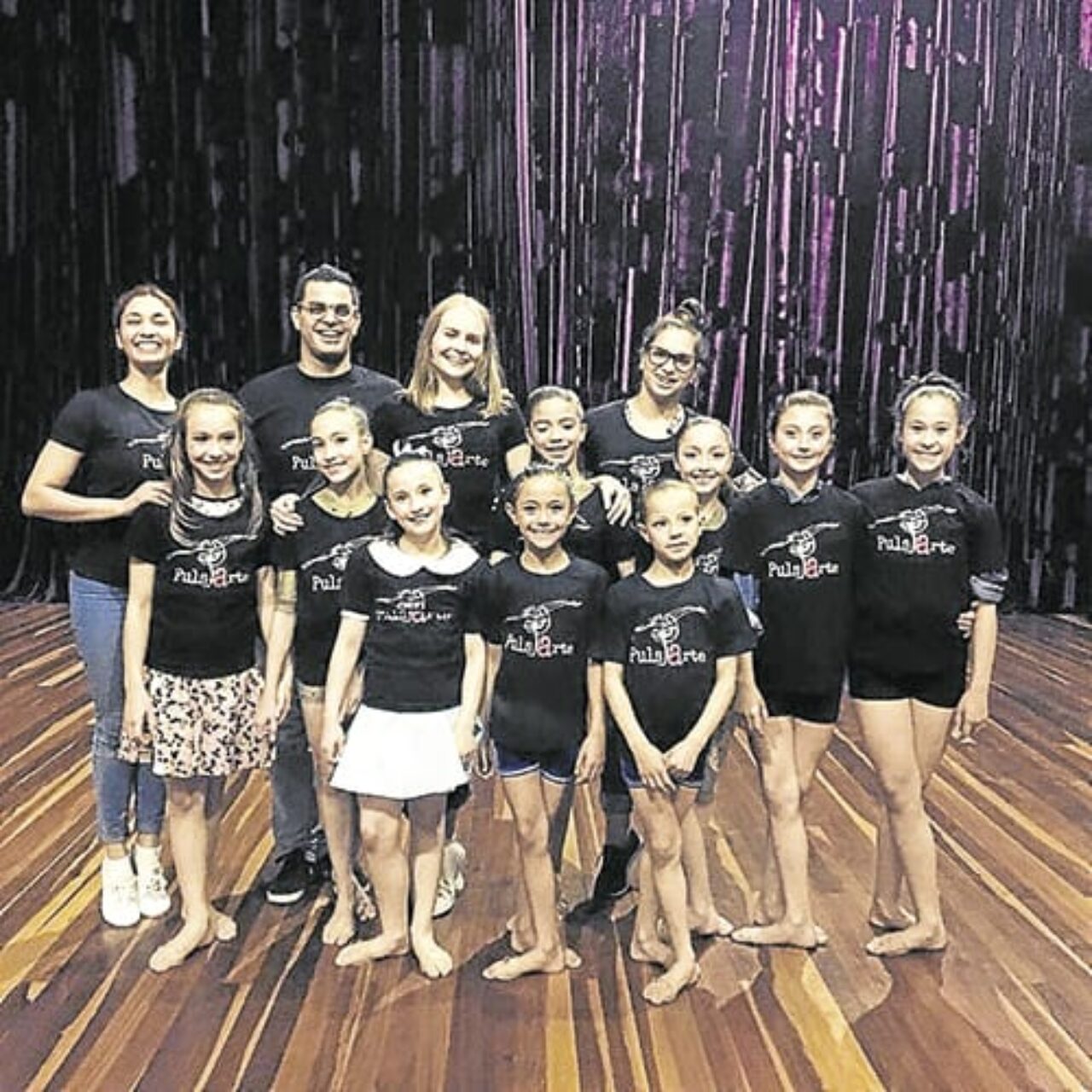 O grupo PulsArte, com os professores que ajudaram nos ensaios e coreografias
Luana Serrão, Rodrigo Bach, Gabriela Teloken e Lara Santos, com as bailarinas Gabryelli Corrêa, Ana Luiza Moretto, Anne Silveira, Júlia Bergamim, Nathiele Becker, Manuela Cemin, Maria Luiza de Brito, Sofia Hencke e Suelen Bonetto