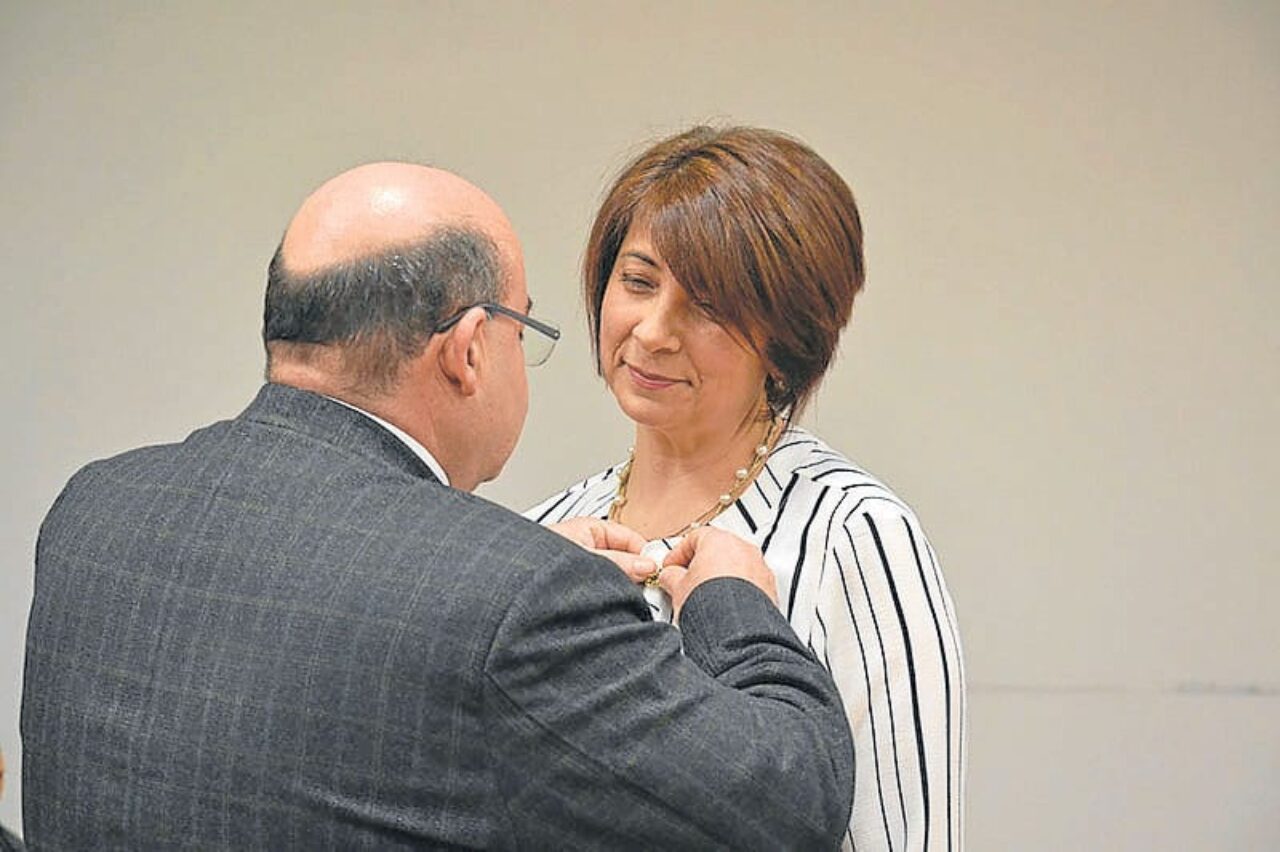 Foto: Divulgação - Ângela recebeu o pin das três violetas, representando as três virtudes marianas de humildade, simplicidade e modéstia