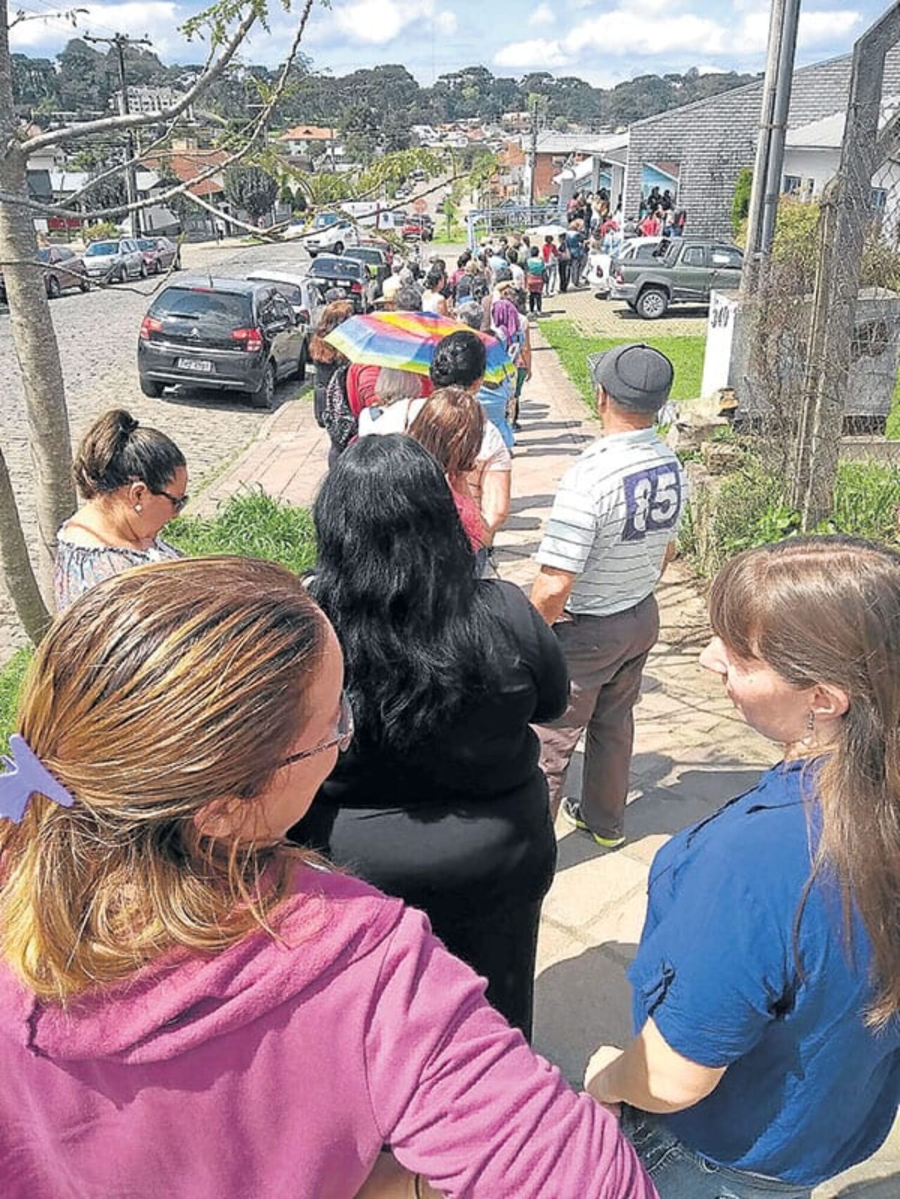 Foto: Reprodução - Fila para agendamento de consultas na UBS do centro