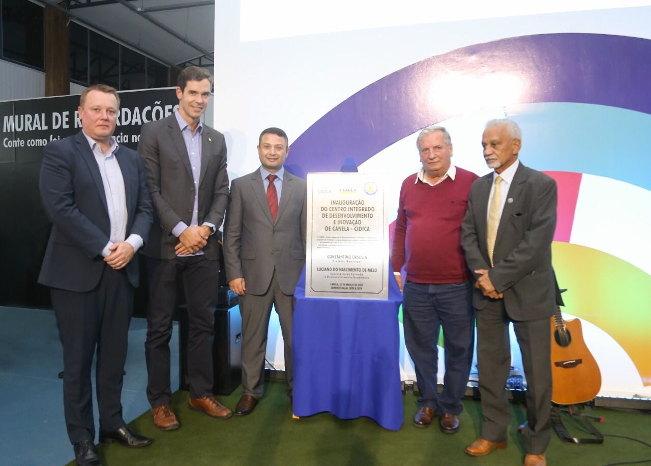 Descerramento da placa Alfredo Schaefer, Márcio Biolchi, Luciano Melo, prefeito Constantino Orsolin e José Antônio Silvério