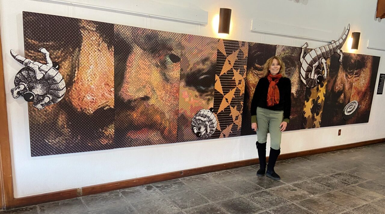 A artista visual Liana Timm montou sua exposição Recortes de uma trajetória no FiliGram, festival literário de Gramado. Deste sábado (4) até dia 29
