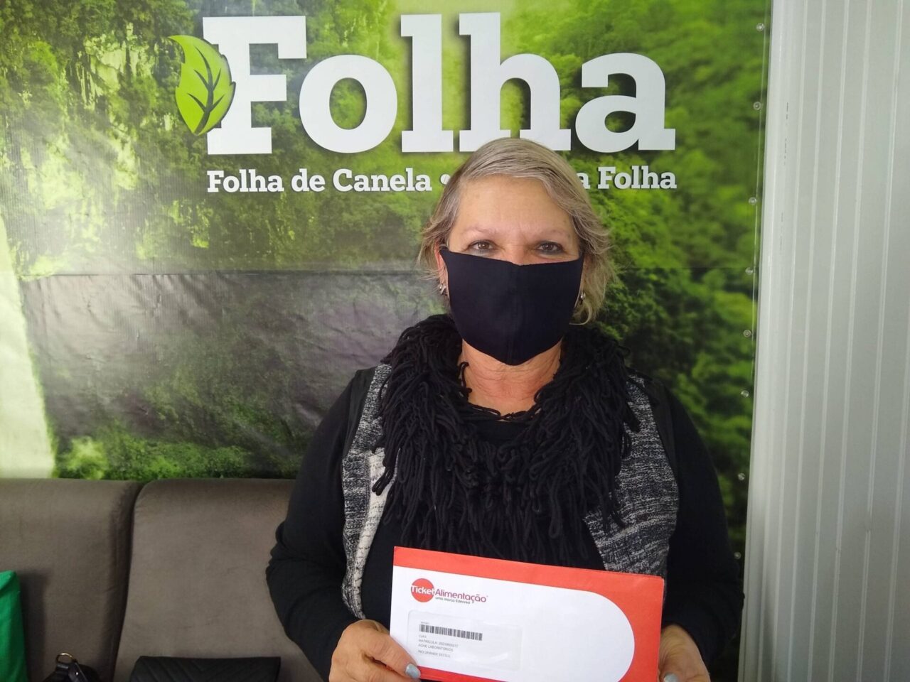Ana Nunes com a doação da Cufa - Foto: Francisco Rocha