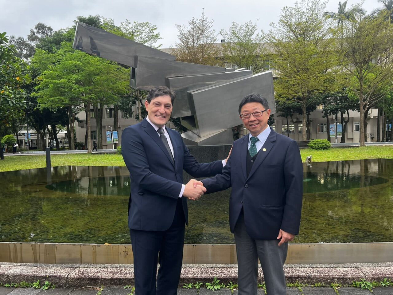 Na foto, o reitor da UCS, Gelson Leonardo Rech, e o reitor da National Taiwan University of Science and Technology (Taiwan Tech), Jia-Yush Yen. Divulgação.