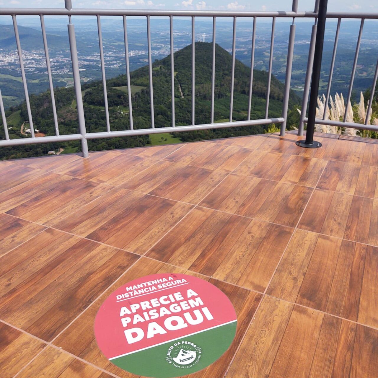 Adesivos instrutivos também foram aplicados no mirante