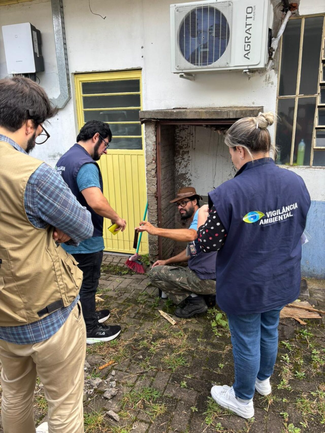 Agentes de endemias instalaram as ovitrampas em 50 locais da cidade - Adriana Rabassa