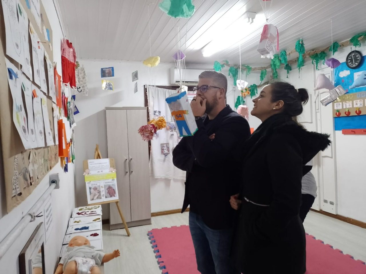 Familiares puderam ver trabalhos realizados pelos pequenos.