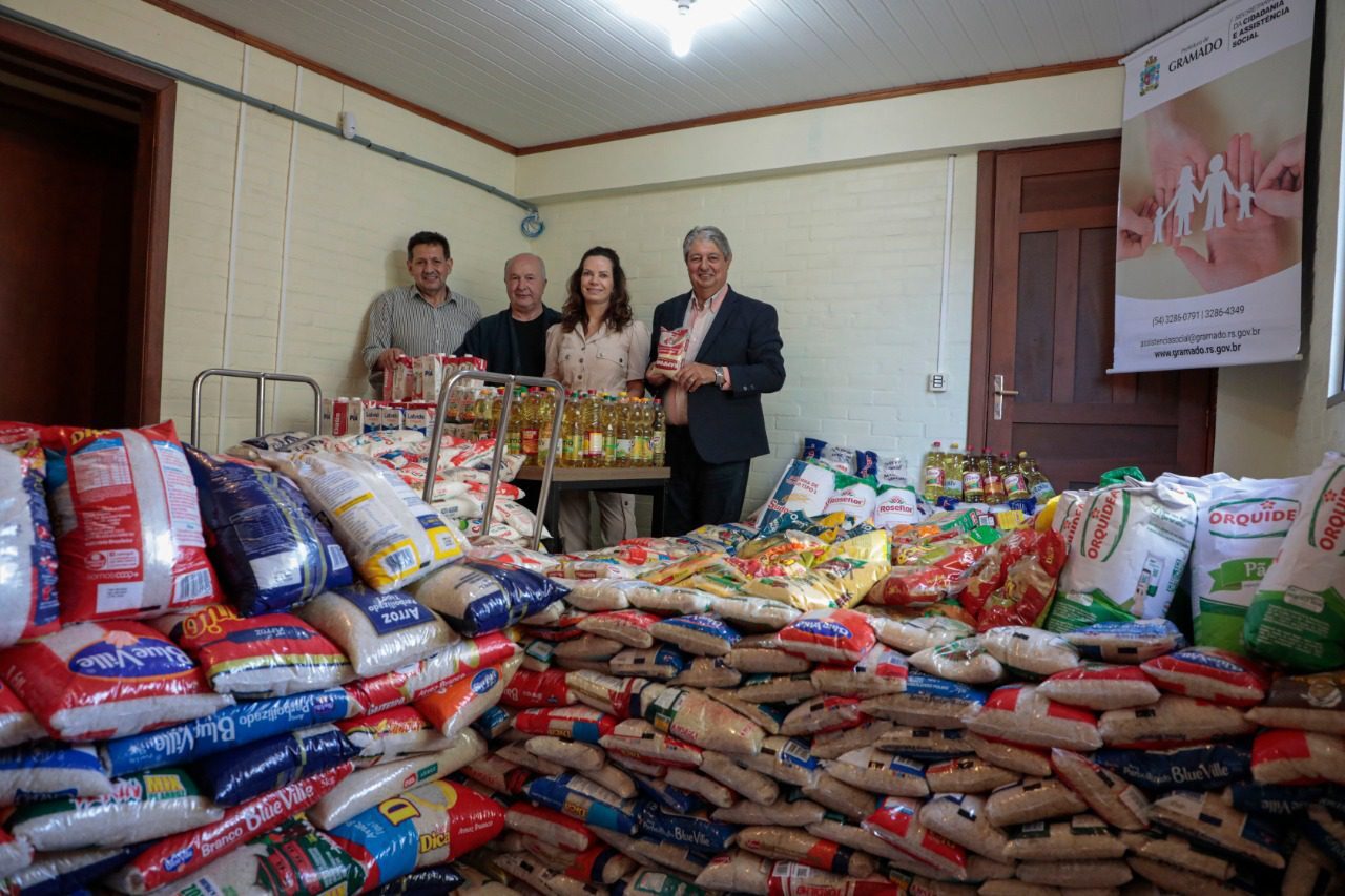 Foto: Secretário Interino de Cidadania e Assistência Social Ilton Gomes, Prefeito Nestor Tissot e Primeira-dama Jandira Tissot, felizes com a grande quantidade de alimentos arrecadados.