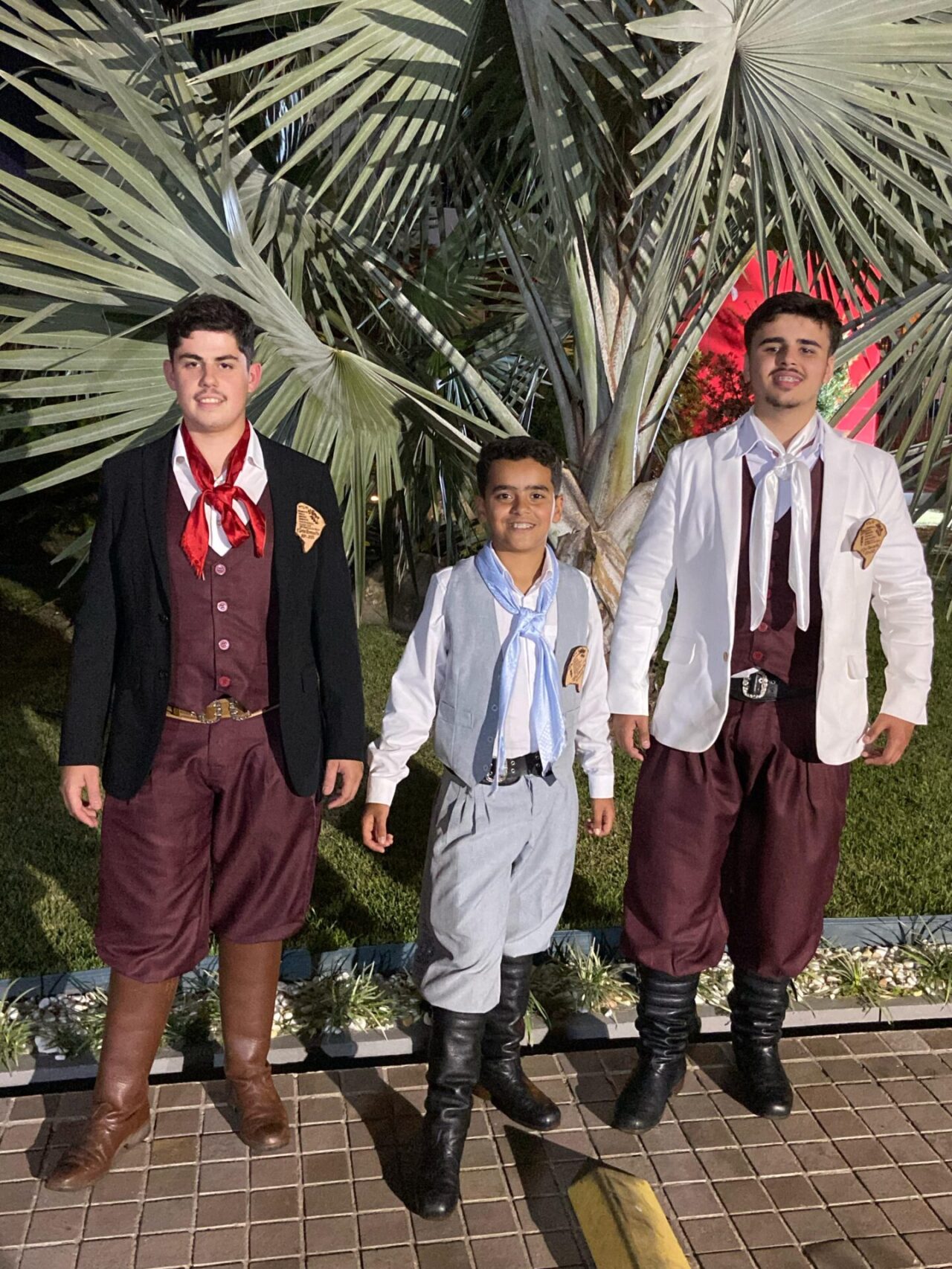 Peão Farroupilha Antonio Dias, Piá Farroupilha João Pedro Santos Borges e Guri Farroupilha Thivian do Prá

CTG Manotaço/Divulgação