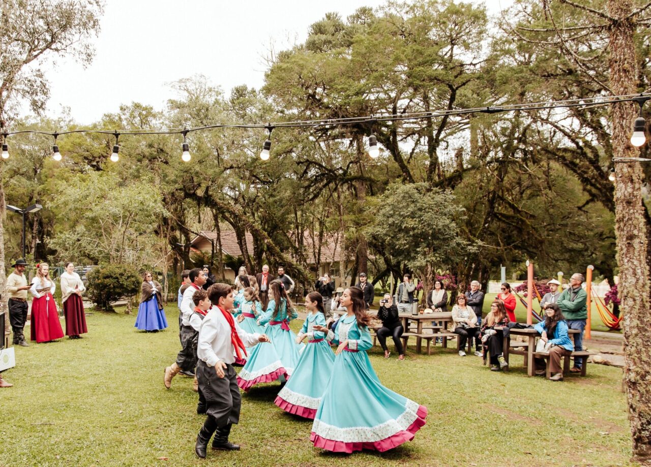 Apresentações de danças típicas também fazem parte da programação.
Divulgação/Parque do Caracol