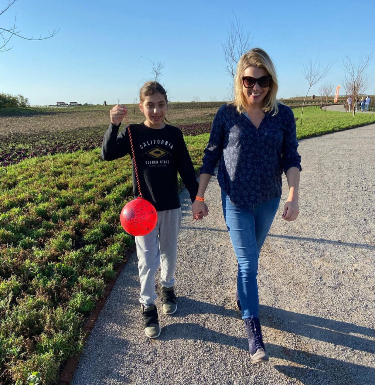 Pedrinho e a mãe, Isabel Ferrari, nos caminhos do Mátria, em 2022. Foto: Arquivo pessoal