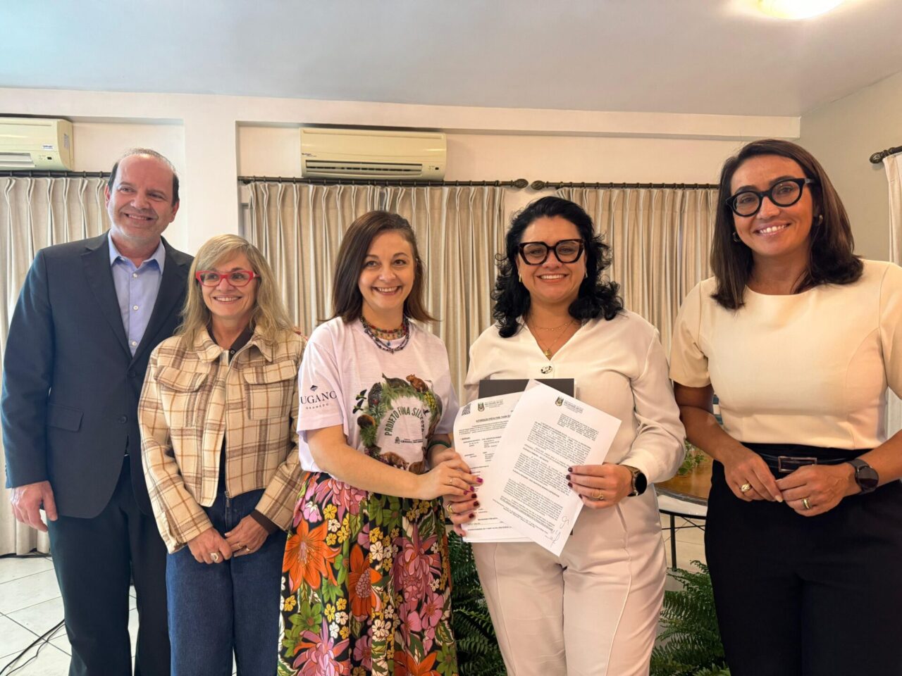 Max Guazzelli, Ana Maria Moreira Marchesan, Cristiane Bandeira, Marjorie Kauffmann e Mariana Melara Reis, celebram a assinatura do Protocolo de Intenções entre Município e Estado
