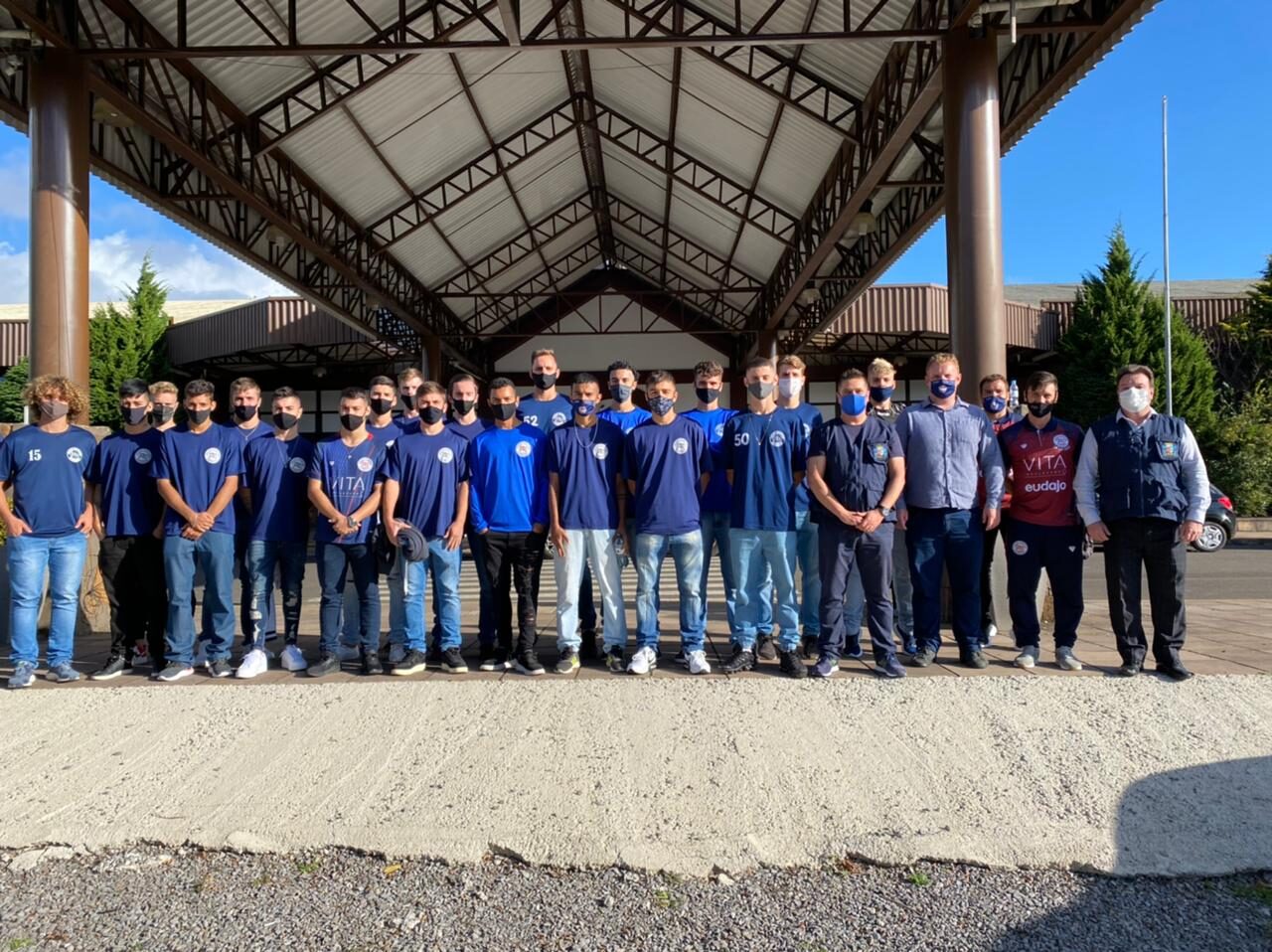 Atletas do Gramadense auxiliam na vacinação contra a Covid-19