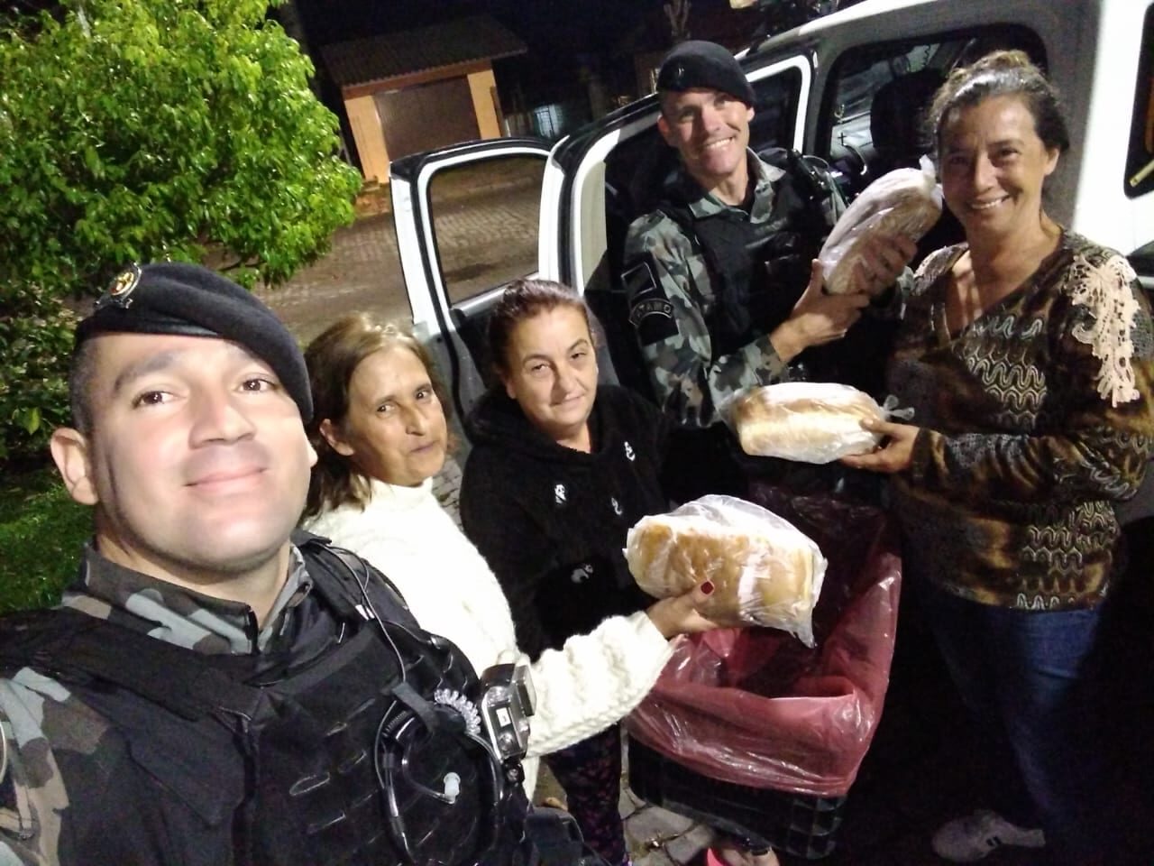 BM distribui pães em Canela