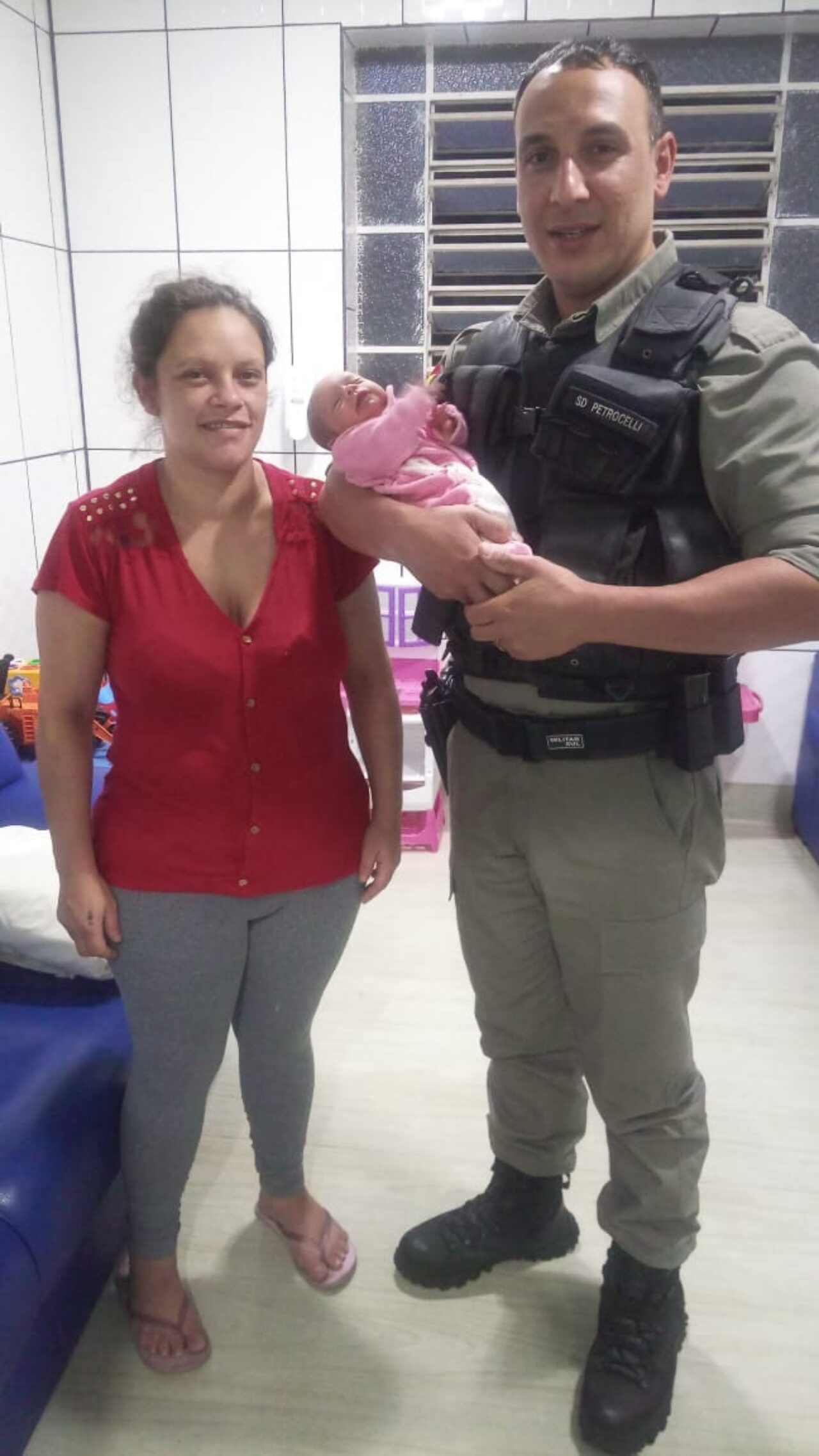 Foto: Divulgação/BM - Soldado Vagner Petrocelli em atendimento à pequena Sofia, em 19 de fevereiro